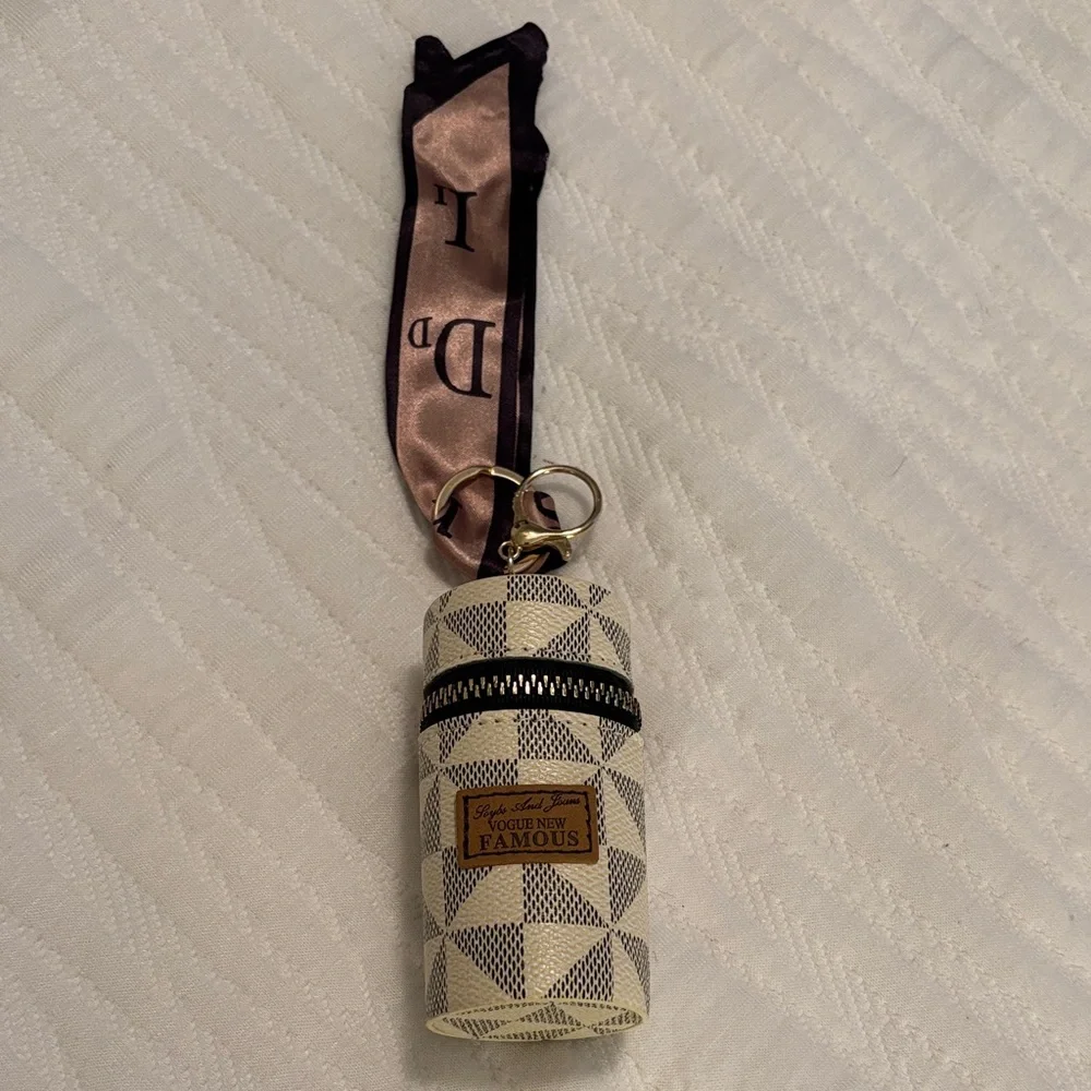 Vogue New Famous Checkered Cosmetic Case w/Keychain Embellished Purse Adornment